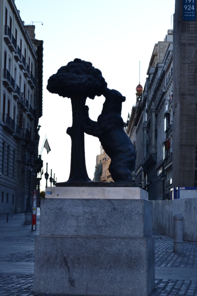 馬德里市徽—櫻桃熊