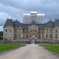 小而美、有「小凡爾賽」之稱位在 巴黎東南方50公里的默倫(Melun)。可媲美皇家住宅之間的文森城堡和楓丹白露城堡，站在兩個小河流的匯合點。