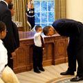 小孩在白宮摸總統的頭