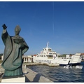 蘇庫拉sucuraj 是處人口不到500人的魚港，港灣旁有座守護神聖尼古拉斯St. Nicholas雕像。