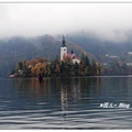 「布萊德湖」位於斯洛維尼亞西北部，緊鄰布萊德小鎮是阿爾卑斯山支脈的一個冰蝕湖。

寧靜的湖水被群山環抱，湖面映出美麗山色宛如畫般。