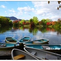 「中島公園」位於北海道札幌市中心，公園裡小溪環繞，秋紅美麗景致令人嚮往。


