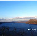 「摩周湖」位於日本北海道東部川上郡弟子屈町的一個火山湖，因高透明度而知名。
