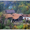 「Rastoke 水車村」是座小而美、幽靜的山村，瓦屋木房就築於溪岸瀑布旁上方。