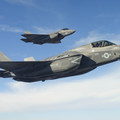 F-35C与F-35B编队飞行