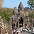 柬埔寨《暹粒》-【吳哥攻略15】善惡兩邊站,天神巨蛇攪乳海【世界文化遺産】 大吳哥城南門The South Gate of Angkor Thom - 1