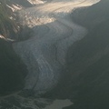 直昇機在 Skagway 上空盤旋十五分鐘索價 $250，小飛機從 Juneau 到 Skagway 飛一小時看遍奇峰絕嶺雪山冰川才 $120，太划算了 。http://www.wingsairways.com