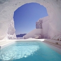 希臘聖託裡尼島，徜徉在洞穴泳池中。
