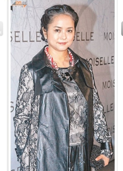 葉蘊儀白髮雖是被燈光反光所致,但她暴肥及老態模樣仍是成為討論的焦點。(圖/翻攝香港《太陽報》) 葉蘊儀