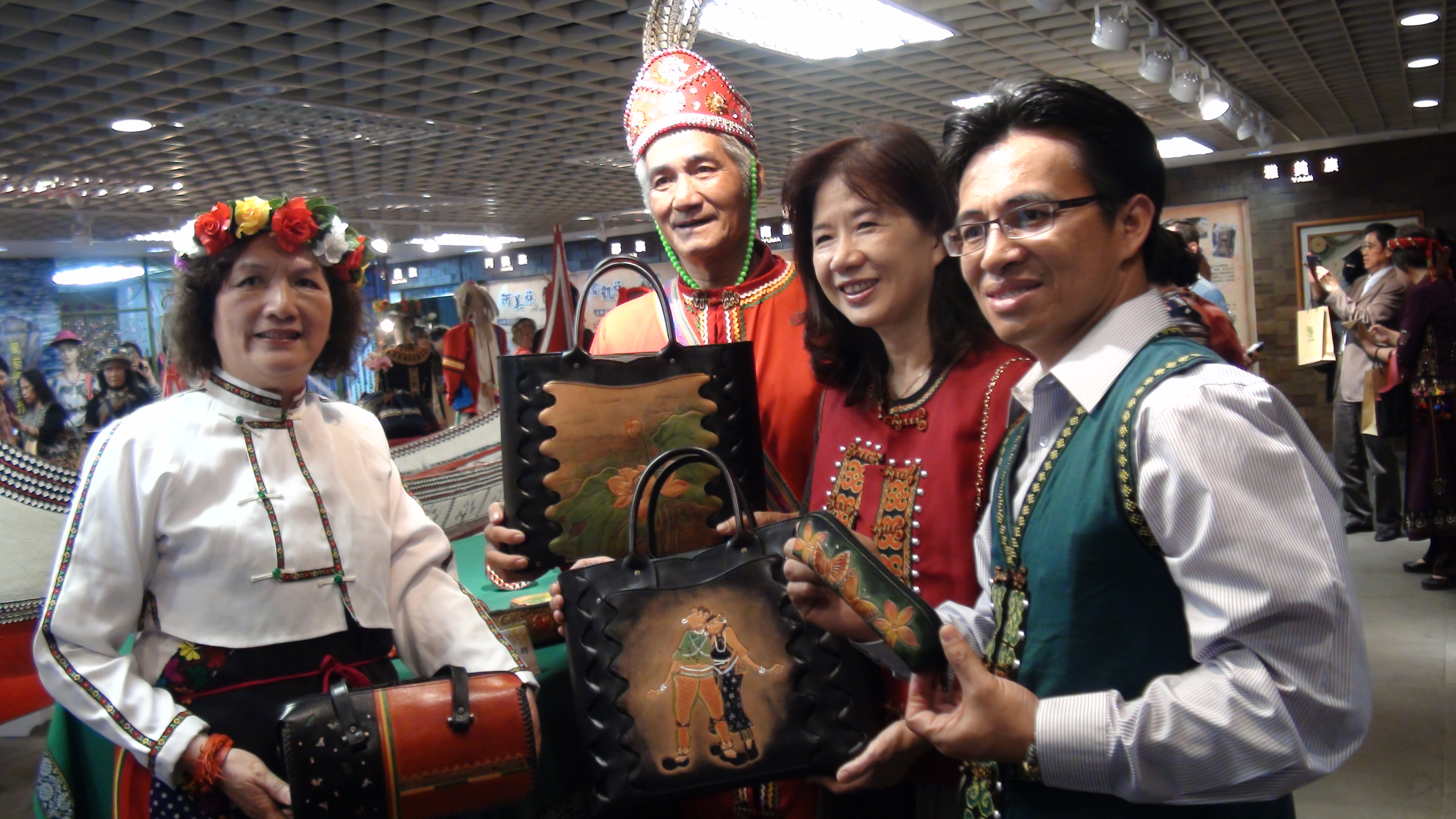 高雄市「原住民部落工場」為精緻工藝拓展銷售管道。記者徐如宜／攝影