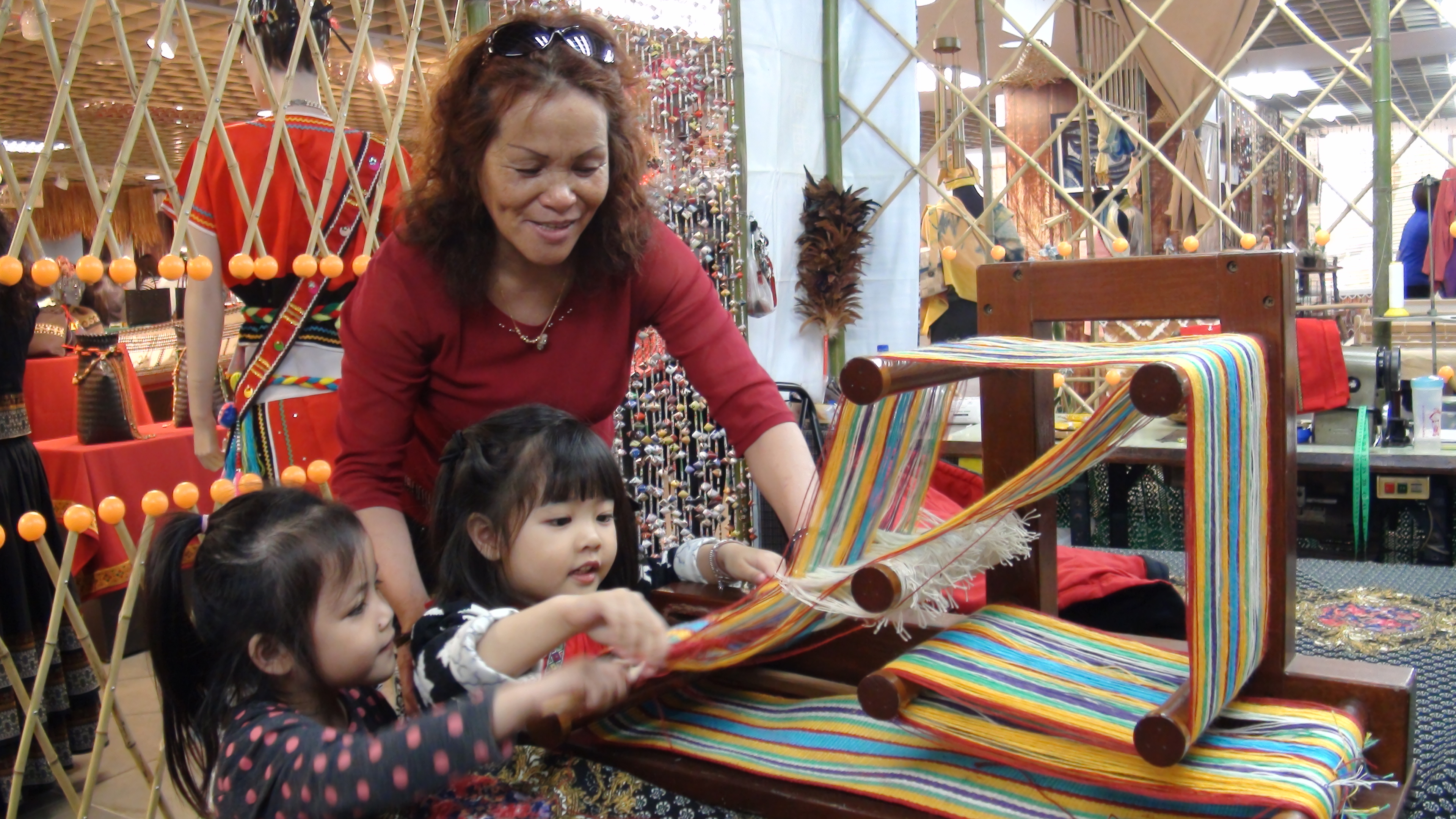 部落工場現場還有織帶機讓民眾操作體驗，運氣好時還可以看到可愛的阿美族小公主唷。記者徐如宜／攝影