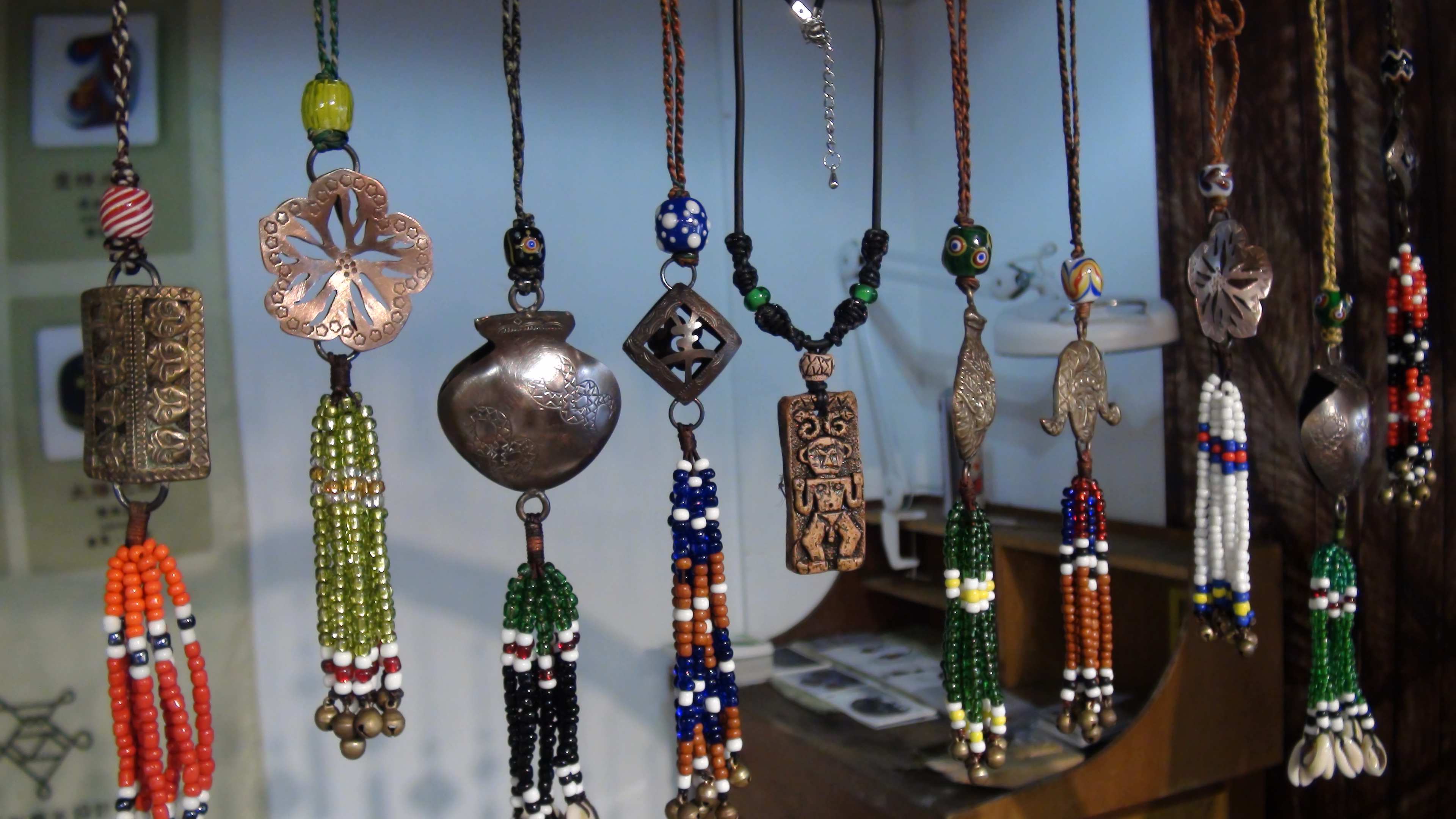 結合金屬工業、現代時尚和原住民文化的飾品，別致又吸睛。記者徐如宜／攝影