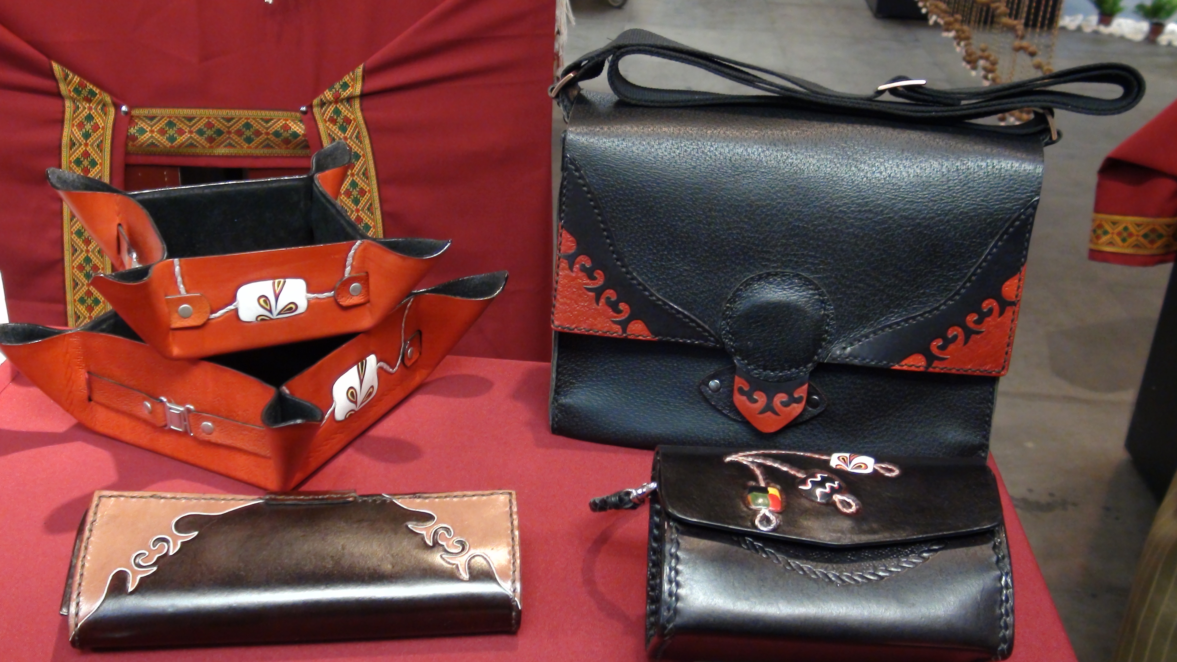 皮件融入原住民文化意象，透出時尚感。記者徐如宜／攝影