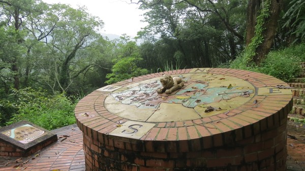 玉虛宮後的苗栗縣地理中心碑，茶園、竹林圍繞。記者范榮達／攝影