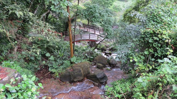 獅潭鄉鹽水頭公園的小橋流水，風景絕美。記者范榮達／攝影