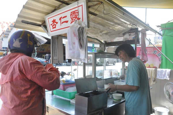 後龍慈雲宮旁的邱家杏仁露開店近一甲子，是地方難以忘懷的消暑滋味。記者張裕珍／攝影3