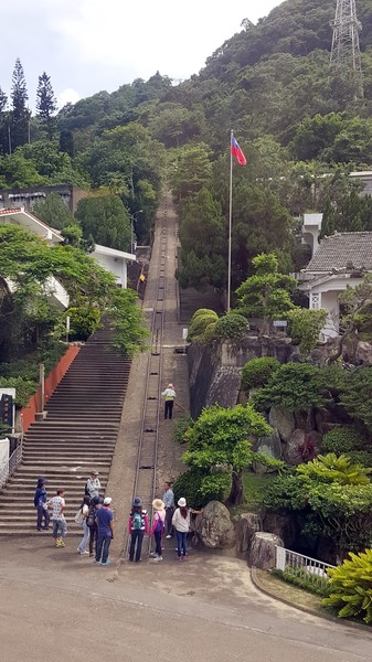 礦場內留有多處歷史建築，還有長達四百多公尺的地軌式纜車遺跡，遊客可沿階梯或斜坡而上，感受當年開採油氣的榮景