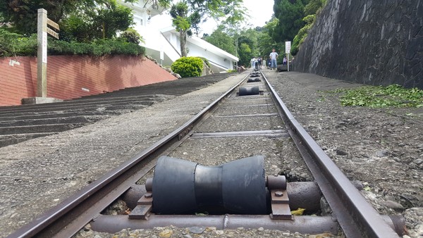 礦場內留有多處歷史建築，還有長達四百多公尺的地軌式纜車遺跡