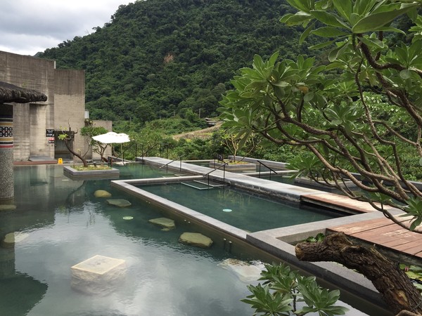 溫泉泉質屬弱鹼性碳酸氫鈉泉，每間客房都設有泡湯池，戶外有露天風呂及男、女祼湯等19池