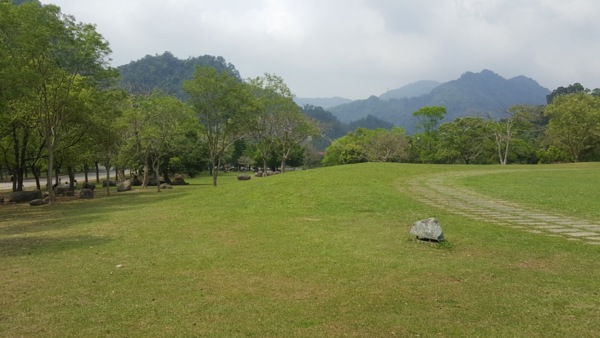 汶水遊客中心占地遼闊，擁有大片草皮和開放空間，還有生態景觀湖、野溪環境復育區、植物苗圃