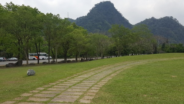 汶水遊客中心占地遼闊，擁有大片草皮和開放空間，還有生態景觀湖、野溪環境復育區、植物苗圃