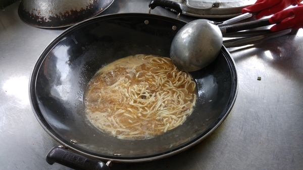 沈記牛肉麵的麵條與牛肉滷汁、牛肉一起煮才入味。記者翁浩然／攝影