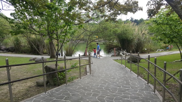 汶水遊客中心占地遼闊，擁有大片草皮和開放空間，還有生態景觀湖、野溪環境復育區、植物苗圃