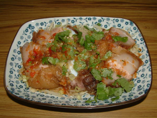 「廣西風味」餐館的涼拌鍋燒肉是熱門小菜。