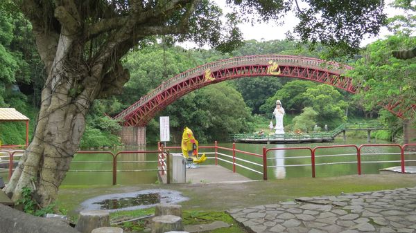 苗栗苑裡鎮火炎山溫泉渡假村觀音天池、拱橋景觀池。記者張弘昌／攝影