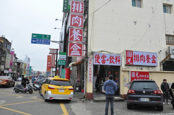 圓光排肉餐盒中午生意很好，外帶與內用的客人都有。記者張裕珍／攝影