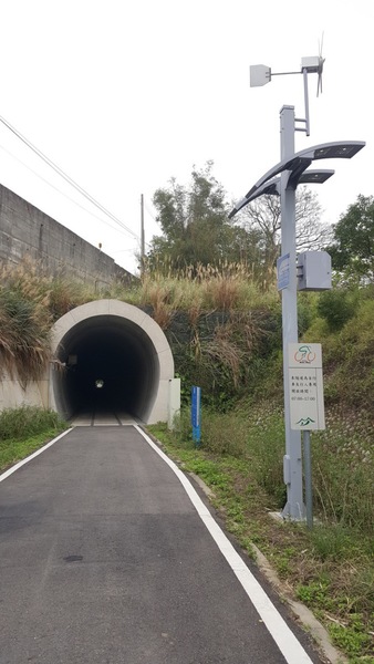 苗銅山線自行車道利用舊山線鐵路開闢，途中還穿越舊銅鑼隧道。記者胡蓬生／攝影