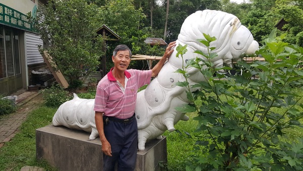 年近七旬的農場主人涂泉明養蠶近40年，廿多年前國內不再輔導養蠶業，他設法將養蠶農場轉型為推廣生態教育