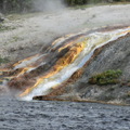 Midway Geyser Basin的熱噴泉流入Firehole River