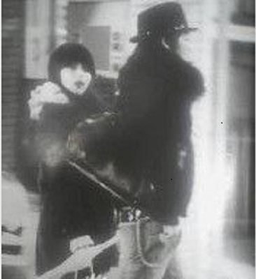 深田恭子(左)和五十嵐麻朝同居回家中。(網路圖)
