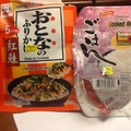 美國日本雜貨店的微波米飯和鮭魚配飯菜
