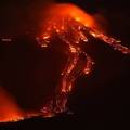 大量火山灰及飛石衝上高空，滾燙的岩漿順著地勢流淌而下