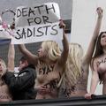 Ukraine 烏克蘭女權團體FEMEN在基輔的檢察官辦公室外裸身高舉“虐待狂應處死”字牌,要求嚴懲3名性侵犯
