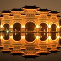 台北 自由廣場的美麗倒影，只有淹水才會發生-------------