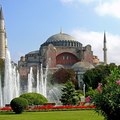 伊斯坦堡的聖索菲亞於6世紀為拜占庭帝國所建，原為教堂，後為清真寺，今為博物館。