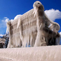 ２月１７日，希臘北部一個小城，戶外的長凳被冰覆蓋。    