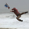 ３月１０日，英國伯恩茅斯海灘，一撐傘者被強風吹起。