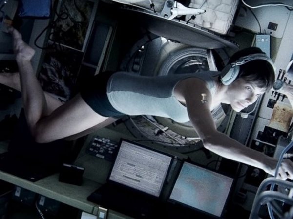 影后珊卓布拉克在《地心引力》的演出,被詹姆斯柯麥隆大讚是「完美、近乎藝術」。(圖/華納)