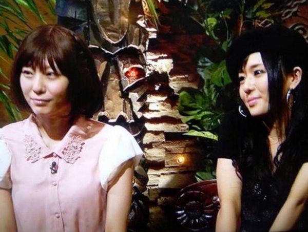 麻美由真(圖左)和蒼井空現身直播節目,談抗癌賺人熱淚。(圖/翻攝自TWIPPLE)