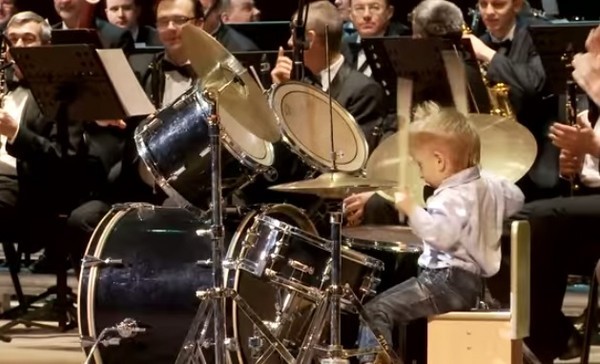 3歲金髮小鼓手來自俄羅斯3歲金髮小鼓手配合交響樂團演奏