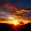 夏日的晨陽於奇萊山間探頭，瞬息間金黃色的光芒灑落山頭，雲彩也配合著晨光披上鮮亮的外衣，這裡是海拔三千公尺高的合歡山日出。(寫真生活Snap)