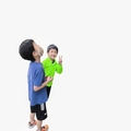 兄弟倆欣賞波羅蜜照片去背