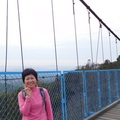 在藍色的古意吊橋上留影