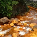 橋下金黃色的小溪流、岩石