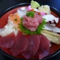 足立市場內食堂的海鮮丼 第一次吃到切成很碎的生魚肉