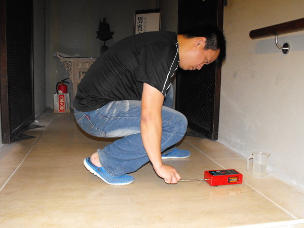 防滑地板,地板防滑,止滑地面,大理石地面防滑,大理石止滑,游泳池地面防滑,運動場所地面防滑,隱形止滑墊,隱形防滑地墊